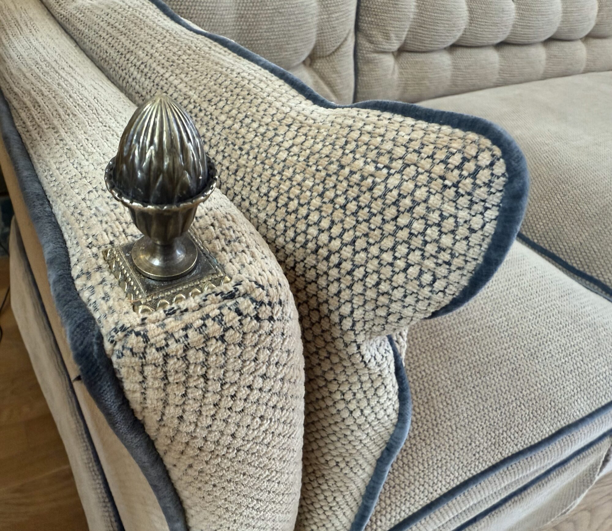 20th Century English Knole Style Sofa with Tufted Upholstery and Finials - Image 6